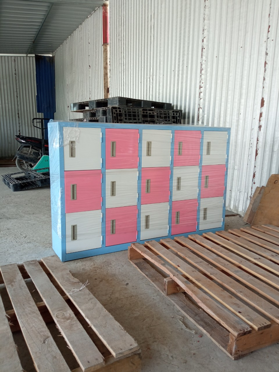 Siêu thị tủ sắt phân phối tủ sắt mầm non 15 ngăn cho khách hàng tại Nghệ An 1 avoCS1R4c9zgb3OLkjHzfdtxpUxULyJzeeDvJ3agwb9mPFYmqFtrbzK3 9lEvvvtuPuosAEjjGBzYsu7vV1oWw7rqdI030vkF4Hzoqu6TtmDs pcnOoU0RWrvF5LfF4lPvTUY4IV img 1