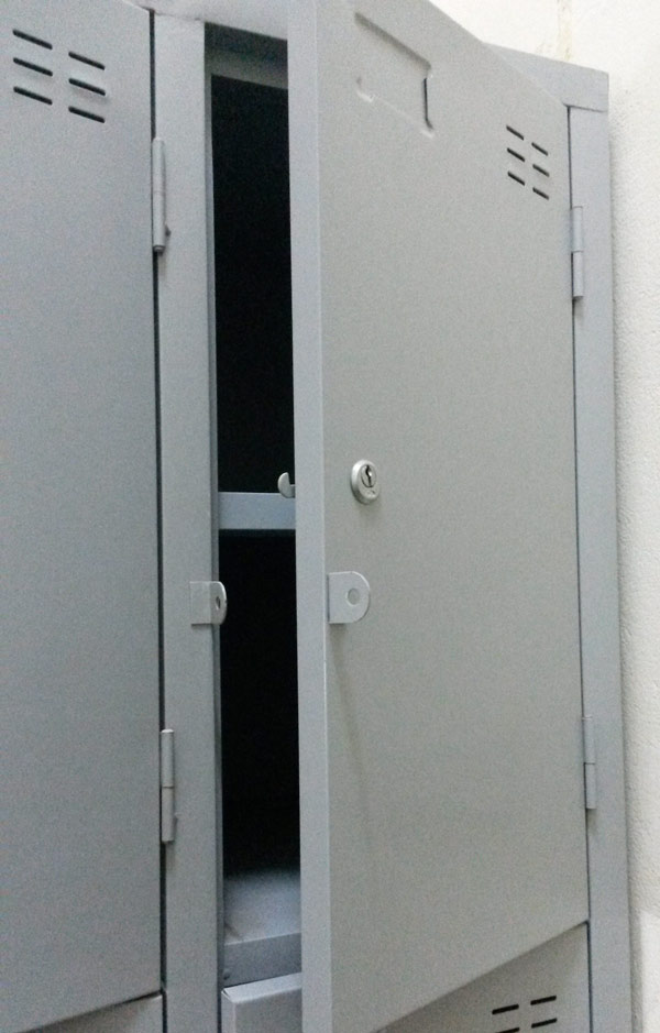 bề mặt sơn tủ locker nhẵn bóng