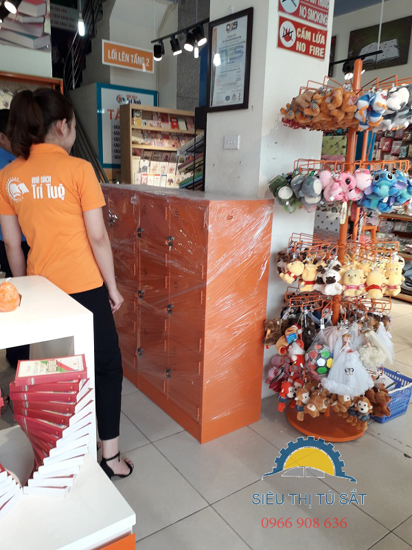 Tủ sắt locker phân phối tại nhà sách Trí Tuệ 1