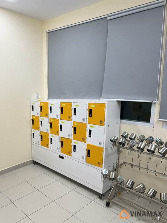 Gia công tủ sắt mầm non 18 ngăn có bánh xe theo yêu cầu 1 Tủ locker 18 ngăn có khay để giày dép thiết kế trắng vàng theo yêu cầu