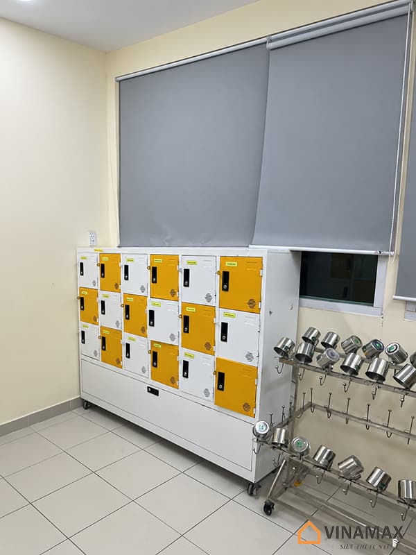 Tủ locker 18 ngăn có khay để giày dép thiết kế trắng vàng theo yêu cầu